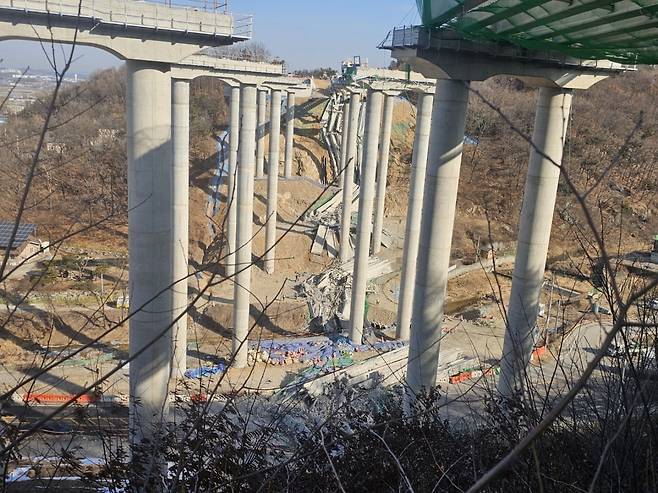 25일 오전 9시 49분쯤 경기 안성시 서운면 산평리 서울세종고속도로 연결공사 교량 작업 중 교량이 무너지는 사고가 발생했다./독자 제공.