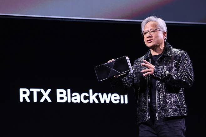 젠슨 황 엔비디아 최고경영자가 미국 네바다주 라스베이거스에서 열린 'CES 2025'에서 최신 인공지능(AI) 가속기 '블랙웰(Blackwell)'을 탑재한 지포스 RTX 50 시리즈 그래픽 카드를 공개하고 있다. /뉴스1