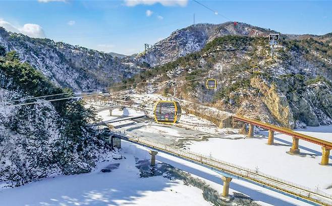 25일 개통식 후 26일부터 정상 운행될 원주시 소금산 그랜드밸리의 케이블카. 972m 거리를 약 5분 만에 오를 수 있다. 원주시 제공