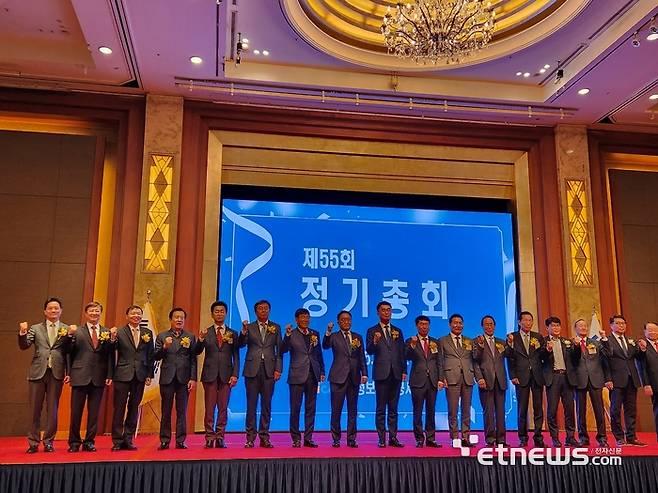 25일 서울 중구 소공동 롯데호텔 서울에서 열린 한국정보통신공사협회 제55회 정기총회에서 참석자들이 기념사진을 촬영하고 있다.