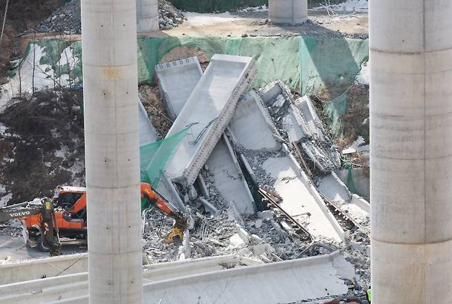 (천안=뉴스1) 김영운 기자 = 25일 오전 9시 49분께 충남 천안시 서북구 입장면 도림리의 서울세종고속도로 공사 현장에서 교각 위 구조물이 붕괴되는 사고가 발생해 소방대원들이 인명 구조작업을 하고 있다.