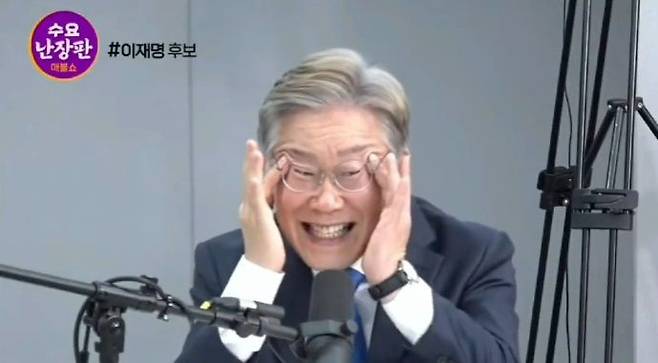 지난 2022년 유튜브 채널 매불쇼에 출연한 이재명 대표가 악마같은 표정을 지어보이고 있다. 출처=매불쇼