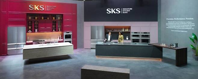 LG전자 모델들이 초(超)프리미엄 빌트인 가전 'SKS'를 체험하고 있다. LG전자 제공