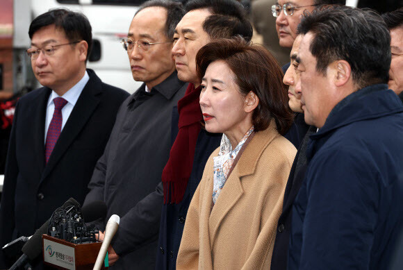 나경원 의원을 비롯한 국민의힘 의원들이 25일 서울 종로구 헌법재판소에서 열린 윤석열 대통령 탄핵 심판 11차 변론 방청에 앞서 입장을 밝히고 있다. 공동취재사진