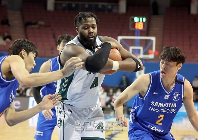 2024-2025 KCC 프로농구 서울 삼성과 원주 DB 경기가 2일 오후 잠실실내체육관에서 열렸다. DB 로버트 카터가 삼성에 앞서 리바운드볼을 잡아내고있다. 잠실=정시종 기자 capa@edaily.co.kr /2025.01.02.