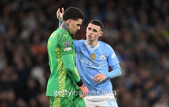 에데르송(왼쪽)과 포든. 사진=게티이미지