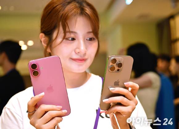 20일 오전 서울 강남구  안다즈 호텔에서 열린 KT 아이폰 16 개통 행사에서 고객들이 아이폰 16을 체험하고 있다. [사진=곽영래 기자]
