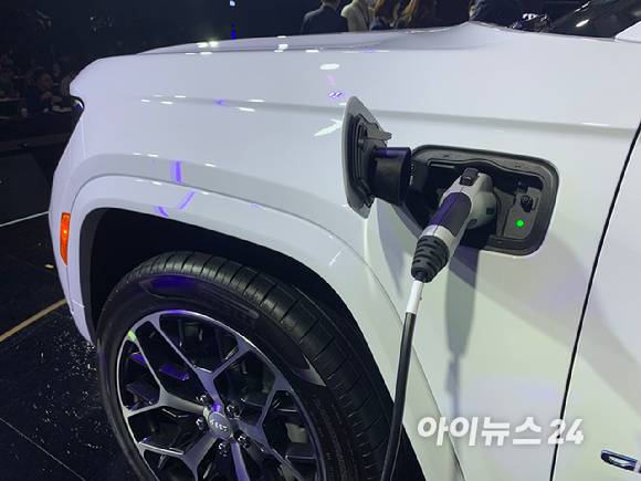 배터리 충전 중인 전기자동차 [사진=아이뉴스24]