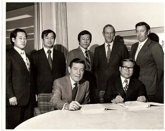 현대건설은 1972년 6월 중기공장을 완공한데 이어 아메리칸 호이스트(American Hoist)와 트럭 크레인 기술제휴 계약을 맺었다. 1973년 방미 구매사절단. [사진 HL홀딩스]