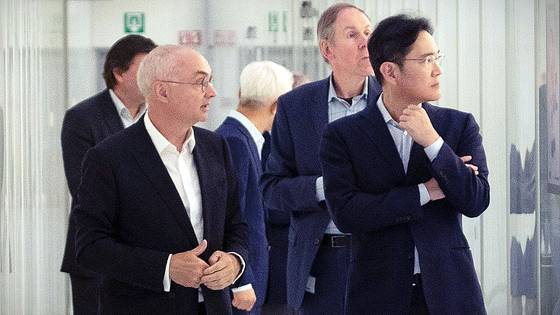 이재용 삼성전자 회장(오른쪽)이 2022년 6월 벨기에 루벤(Leuven)에 위치한 imec를 방문, 루크 반 덴 호브(Luc Van den hove) imec CEO와 연구개발 현장을 둘러보고 있다. 사진 삼성전자