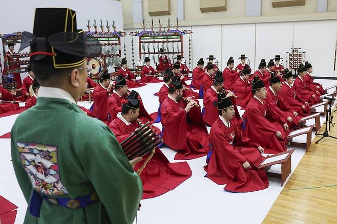 25일 서울 서초구 국립국악원 정악단 연습실에서 열린 '행악과 보허자 - 하늘과 땅의 걸음' 공연 제작발표회에서 정악단원들이 보허자 공연을 선보이고 있다.