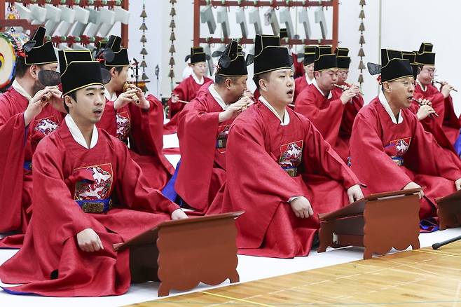 25일 서울 서초구 국립국악원 정악단 연습실에서 열린 '행악과 보허자 - 하늘과 땅의 걸음' 공연 제작발표회에서 정악단원들이 보허자 공연을 선보이고 있다.