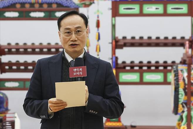 이건희 정악단 예술감독이 25일 서울 서초구 국립국악원 정악단 연습실에서 열린 '행악과 보허자 - 하늘과 땅의 걸음' 공연 제작발표회에서 인사말을 하고 있다.