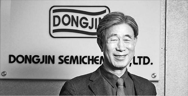 25일 별세한 이부섭 동진쎄미켐 회장은 생전에 “무수한 위기가 올 때마다 항상 원천 기술로 극복했다”며 “독자 기술 개발은 소재 기업의 당연한 책무”라고 강조했다.  동진쎄미켐 제공