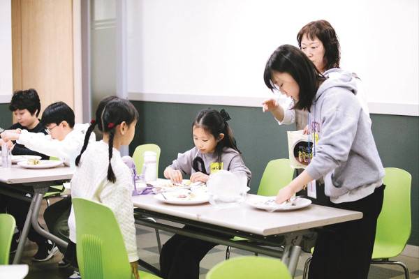 지난 11월 다니엘학교 수강생과 어린이 성도를 대상으로 열린 독서 일일 캠프 모습. 서부교회 제공