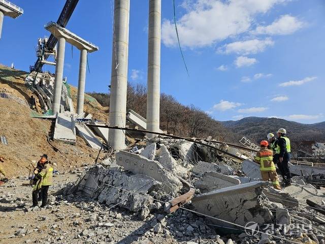 안성 서운면 산평리 일대의 서울세종고속도로 교각 구조물 붕괴 현장. 박석원기자
