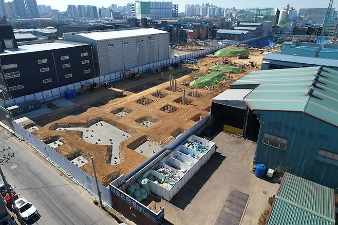 인천 서구에 위치한 아마존웹서비스(AWS)의 데이터센터 공사 현장. 2023년 투자 계획이 발표됐으나 착공이 지연돼 지난 20일에도 여전히 공사가 초기 단계에 머물러 있다. [이승환 기자]