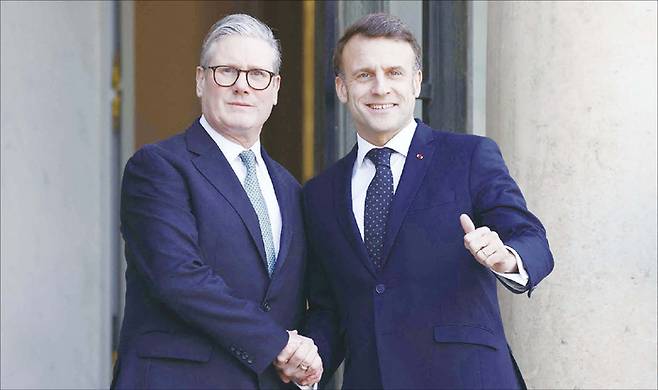 미국이 노골적인 EU(유럽연합) 패싱 기조를 보이면서 유럽은 비상에 걸렸다. 사진은 키어 스타머 영국 총리, 에마뉘엘 마크롱 프랑스 대통령. (AFP=연합뉴스)