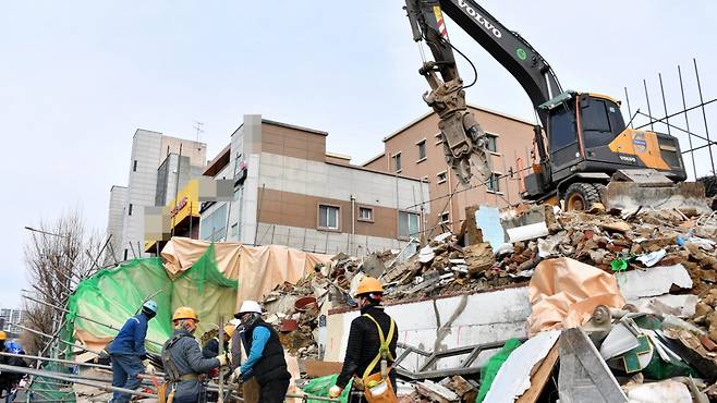 25일 오후 광주 동구 지산사거리 한 건축물 철거 현장에서 건물 가림막이 무너져 소방 당국 등 관계자들이 조치를 취하고 있다. /사진=뉴시스, 광주 동구 제공