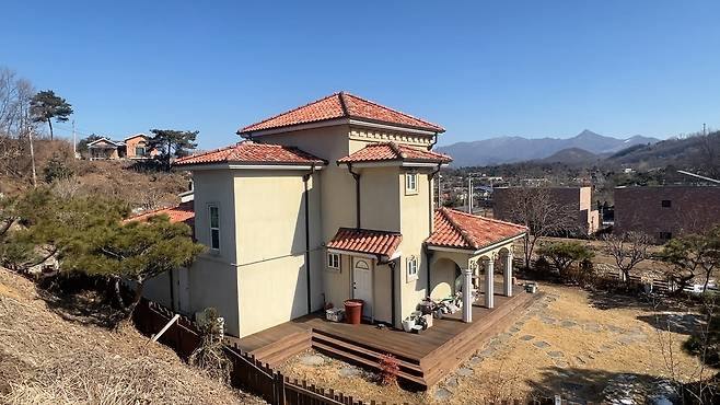 경매로 나온 경기도 양평군 강하면의 2층 단독주택 모습  윤병찬 PD