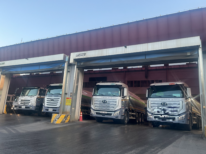 투입동에서 똥을 비우고 있는 분뇨차들. 박병국 기자