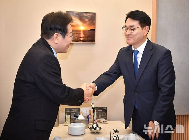 [서울=뉴시스] 국회사진기자단 = 이재명 더불어민주당 대표와 박용진 전 의원이 21일 서울 여의도의 한 식당에서 만나 대화를 하고 있다. 2025.02.21. photo@newsis.com