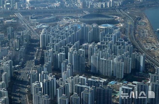 [서울=뉴시스] 고범준 기자 = 서울의 아파트 가격이 오름세를 보이면서 서울시가 강남권 핵심 지역인 '잠삼대청(잠실·삼성·대치·청담)'의 토지거래허가구역 지정을 해제해 시장이 들썩이고 있다. 이에 강남권 집값이 본격적으로 상승 기류를 타게 될지 관심이 높아지고 있다. 20일 오후 서울 송파구 롯데월드타워 전망대 서울스카이에서 바라본 잠실동 아파트 모습. 2025.02.20. bjko@newsis.com
