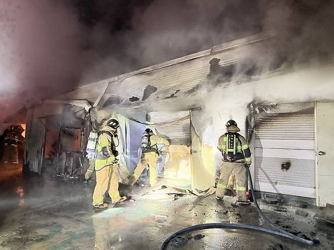 [군산=뉴시스] 25일 오전 2시 47분께 전북 군산시 오식도동의 한 굴삭기 부품 생산 공장 4층 숙소에서 불이 나 50분여만에 진화됐다. (사진=전북도소방본부 제공) 2025.02.25. photo@newsis.com *재판매 및 DB 금지