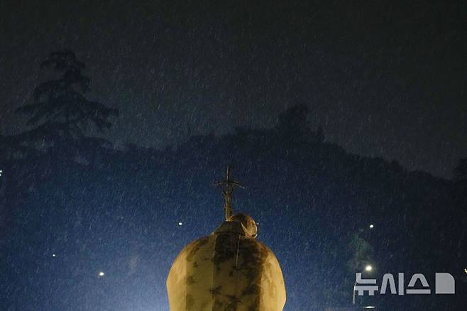 [로마=AP/뉴시스] 24일(현지 시간) 프란치스코 교황이 입원중인 로마 아고스티노 제멜리 병원 내 교황 요한 바오로 2세 동상 위로 비가 내리고 있다. 2025.02.25.
