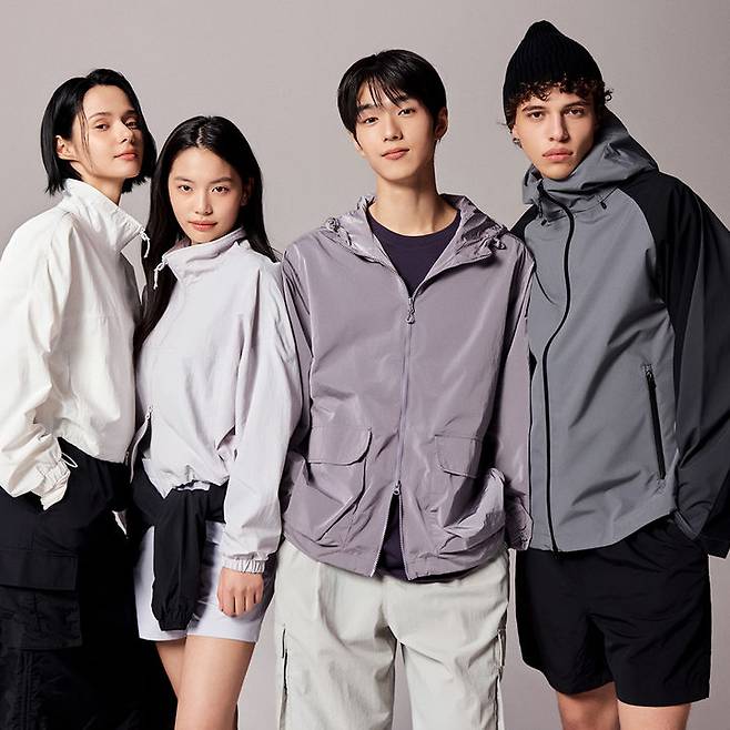 [서울=뉴시스] 이랜드월드에서 전개하는 SPA(제조·유통 일괄) 브랜드 스파오(SPAO)가 기능성을 더욱 강화한 '윈드브레이커' 컬렉션을 공개했다고 25일 밝혔다. (사진=이랜드월드 제공) *재판매 및 DB 금지