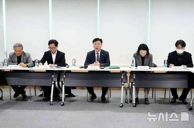 [서울=뉴시스] 박범수 농림축산식품부 차관은 25일 오후 서울시 서초구 양재동 aT센터에서 열린 '외식업계 현안 해결을 위한 간담회'에서 모두발언을 하고 있다. (사진= 농식품부 제공) 2025.02.25. photo@newsis.com