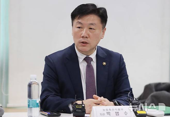 [서울=뉴시스] 박범수 농림축산식품부 차관은 25일 오후 서울시 서초구 양재동 aT센터에서 열린 '외식업계 현안 해결을 위한 간담회'에서 모두발언을 하고 있다. (사진= 농식품부 제공) 2025.02.25. photo@newsis.com