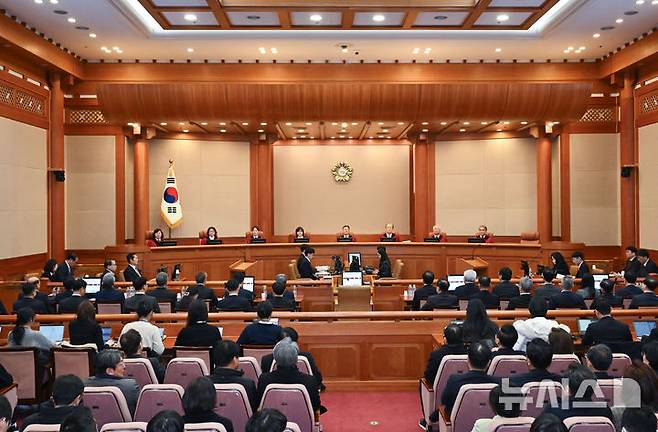 [서울=뉴시스] 사진공동취재단 = 문형배 헌법재판소장 권한대행과 헌법재판관 등이 25일 오후 서울시 종로구 재동 헌법재판소 대심판정에서 열린 대통령 탄핵 심판 마지막 변론기일에 참석해 있다. 2025.02.25. photo@newsis.com