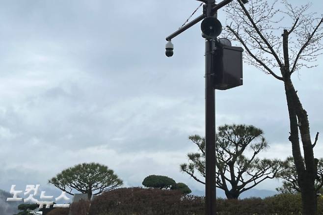 윤석열 대통령의 부친 故 윤기중 교수의 묘지 옆에 경호처가 설치한 폐쇄회로(CC)TV와 경고용 스피커. 정성욱 기자