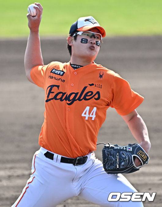 [OSEN=오키나와(일본), 조은정 기자]&nbsp;7회말 한화 김서현이 역투하고 있다. 2025.02.21 /cej@osen.co.kr