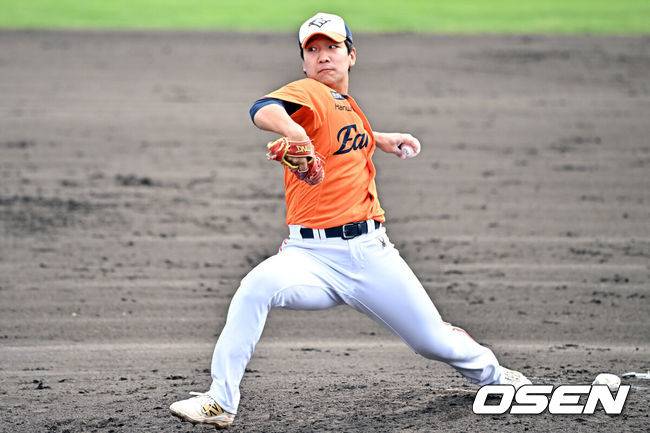 [OSEN=오키나와(일본), 조은정 기자]&nbsp;한화 권민규가 역투하고 있다. 2025.02.22 /cej@osen.co.kr