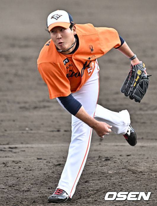 [OSEN=오키나와(일본), 조은정 기자]&nbsp;한화 박상원이 역투하고 있다. 2025.02.21 /cej@osen.co.kr