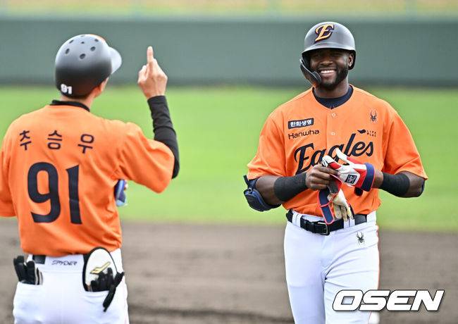 [OSEN=오키나와(일본), 조은정 기자]&nbsp;한화 에스테반 플로리얼이 추승우 코치와 대화하며 웃고 있다. 2025.02.22 /cej@osen.co.kr