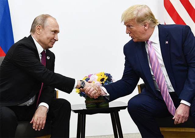 ▲ 도널드 트럼프 전 대통령(오른쪽)이 2019년 6월 28일 오사카에서 열린 주요 20개국(G20) 정상회의에서 블라디미르 푸틴 러시아 대통령과 회담에서 악수하고 있다. ⓒAFP=연합뉴스