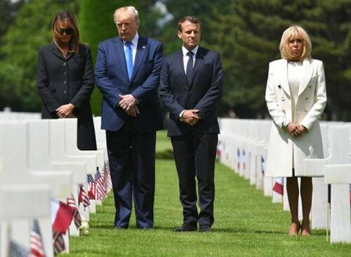 지난 2019년 6일&nbsp;프랑스 노르망디의 미군 묘지를 찾은 도널드 트럼프 미국 대통령 부부(왼쪽)와 에마뉘엘 마크롱 프랑스 대통령 부부가 나란히 2차대전 미군 전사자들을 추모하고 있다. 연합뉴스