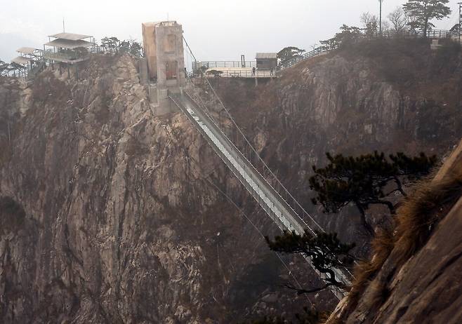 안휘성 명당산 유리다리.