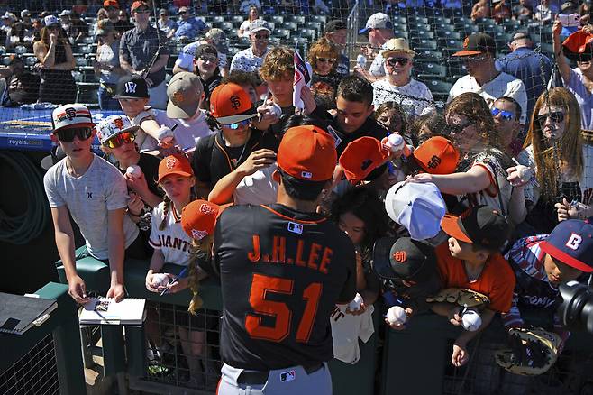▲ 팬들에게 사인해주는 이정후 ⓒ연합뉴스/AP