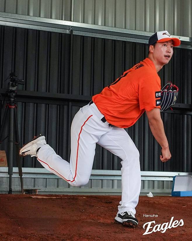 ▲ 부담감 탓에 1회 다소 흔들린 엄상백이지만, 1회 첫 실점 이후로는 안정감을 찾으며 2이닝 1실점을 기록했다 ⓒ한화이글스