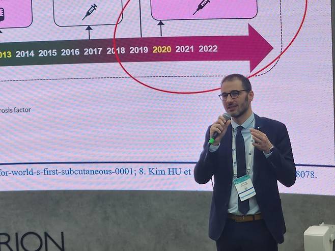 부스 발표하는 안토니 뷔숑 프랑스 클레르몽페랑 대학병원 교수 [촬영 최현석]