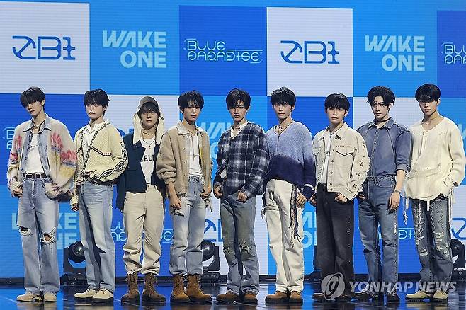 제로베이스원 미니앨범 '블루 파라다이스' 발매 (서울=연합뉴스) 류효림 기자 = 그룹 제로베이스원이 24일 서울 용산구 한남동 블루스퀘어에서 열린 미니앨범 '블루 파라다이스' 발매기념 쇼케이스에서 포즈를 취하고 있다. 2024.2.24 ryousanta@yna.co.kr