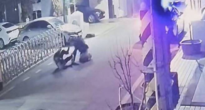 26일 오전 3시10분께 광주 동구 금남공원 인근 골목길에서 50대 피의자가 출동한 경찰관을 흉기로 공격하고 있다.(사진=연합뉴스)