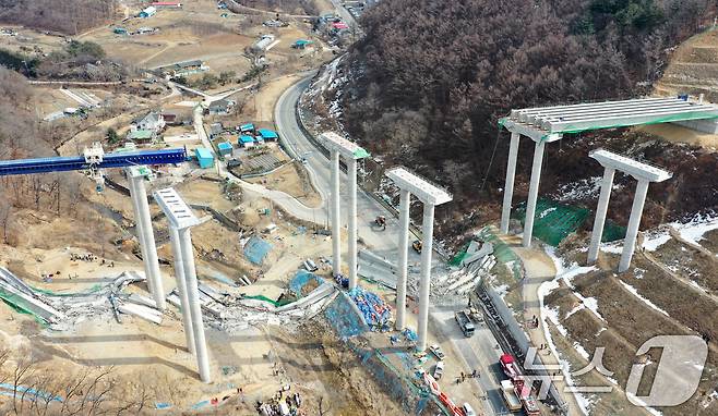 25일 오후 경기도 안성시 서운면 서울-세종고속도로 다리 건설현장에서 교량이 붕괴돼 있다. 2025.2.25/뉴스1 ⓒ News1 이승배 기자
