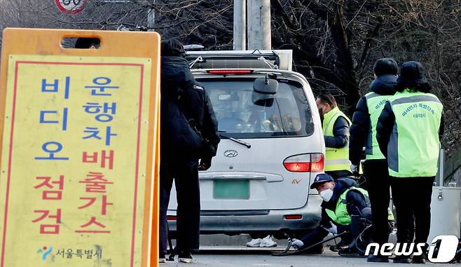 서울 양천구 서부트럭터미널 인근 도로에서 공무원들이 노후 경유차 대상 배출가스 단속을 하고 있다. 2023.12.28/뉴스1 ⓒ News1