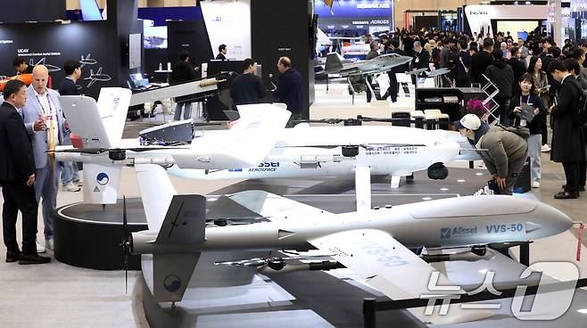 26일 부산 해운대구 벡스코 제1전시장에서 열린 'DSK 2025(드론쇼코리아)'에서 관람객들이 다양한 드론을 살펴보고 있다. 오는 28일까지 열리는 이번 행사에는 역대 최대인 15개국, 306개 사가 1130 부스 규모로 참가하는 전시회와 콘퍼런스, 다양한 체험 이벤트 등으로 구성된다. 2025.2.26/뉴스1 ⓒ News1 윤일지 기자