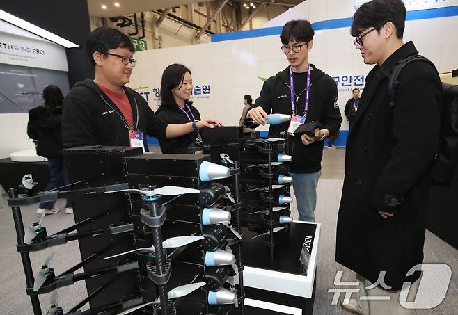 26일 부산 해운대구 벡스코 제1전시장에서 열린 'DSK 2025(드론쇼코리아)'에서 관람객들이 니어스랩 부스에서 군집 자율비행 공격 드론 'XAiDEN'을 살펴보고 있다.  2025.2.26/뉴스1 ⓒ News1 윤일지 기자